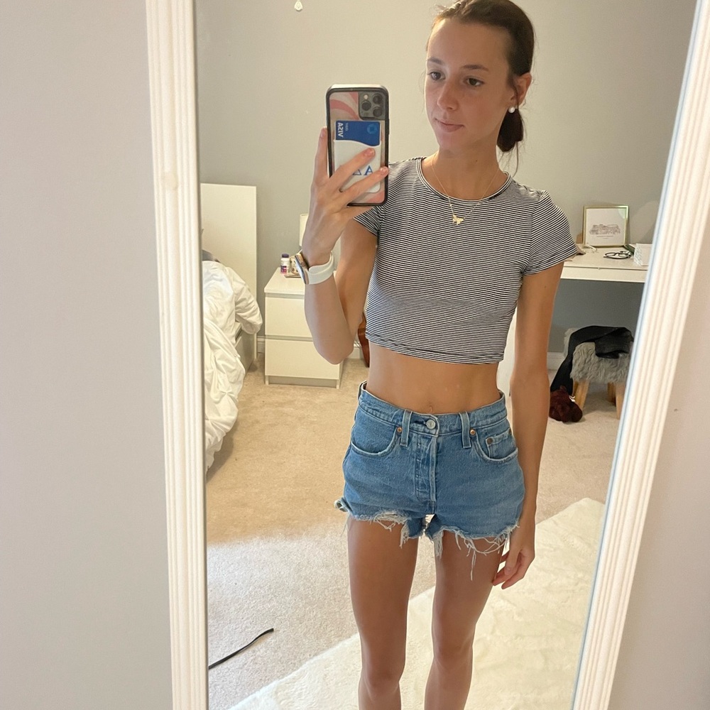 Cute basic top - Picture 2 of 2